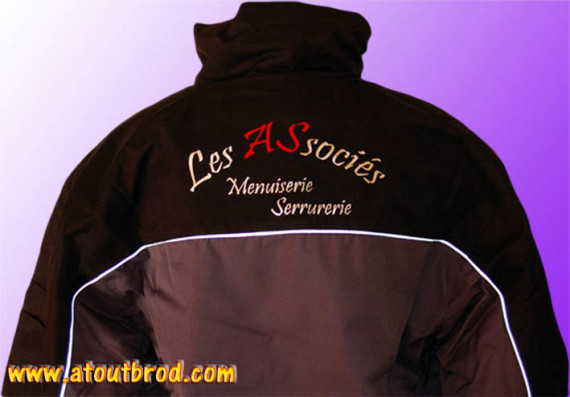 Logo SARL LES ASSOCIES floqué sur des parkas par ATOUT BROD ( vêtement, marquage textile, Toulouse, Mondonville